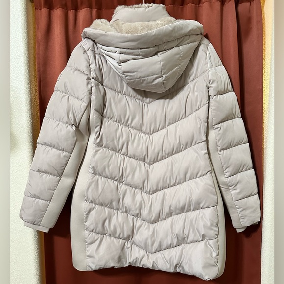 Andrew Marc Cream Puffer Jacket Faux Fur Lined Hood and Collar Womens M - Picture 3 of 15